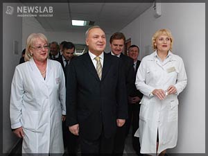 Фото: Петр Пимашков во время посещения медицинского центра