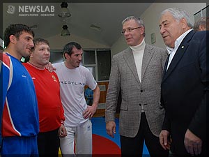 Фото: Вячеслав Фетисов и Дмитрий Миндиашвили общаются со спортсменами. Крайний справа Бувайсар Сайтиев.