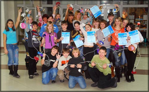 Фото: Школьники с гирляндой из 400 лампочек (фото Ларисы Федоровой)