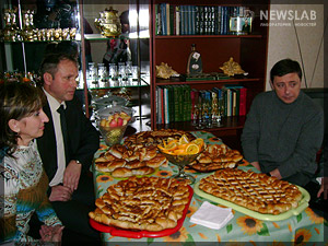 Фото: Александр Хлопонин (справа) в гостях у новоселов