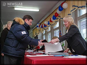 Фото: Александр Хлопонин берет бюллетень для голосования