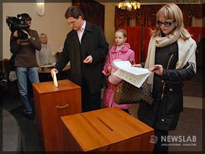 Фото: Александр Новак с семьей на избирательном участке