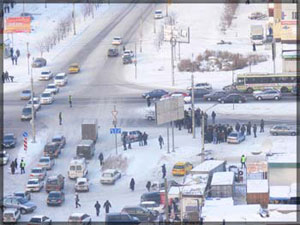 Строители попытались перекрыть улицу в мкрн Северный, фото Михаила Наседкина