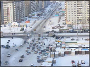 Строители попытались перекрыть улицу в мкрн Северный, фото Михаила Наседкина
