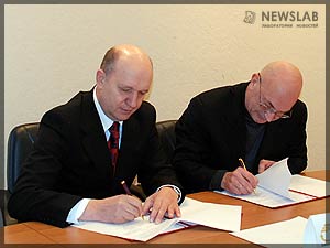 Фото: Виктор Новиков и Евгений Ваганов подписывают соглашение