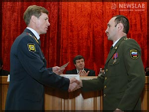 Фото: александр Горовой вручает награду сотруднику милиции