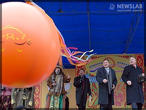 Фото: Александр Хлопонин и Петр Пимашков отпустили символическое солнце на продовольственной ярмарке в Красноярске