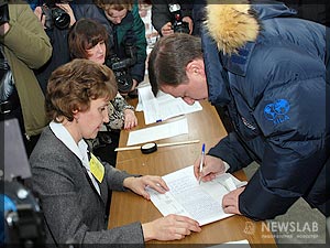 Фото: Александр Хлопонин на избирательном участке