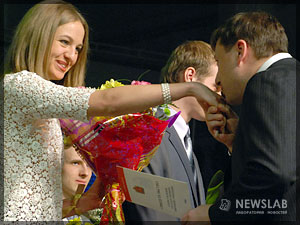 Фото: Александр Хлопонин вручает краевые именные стипендии. Губернаторский студенческий прием IQ'бал 2008