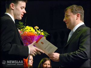 Фото: Александр Хлопонин вручает краевые именные стипендии. Губернаторский студенческий прием IQ'бал 2008