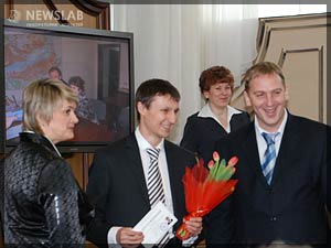 Фото: Вручение удостоверения Александру Глискову (в центре)