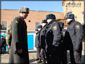 Фото: Александр Горовой (слева) и сотрудники милиции в новой форме