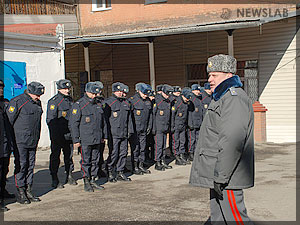 Фото: Константин Юрин (справа) и сотрудники милиции в новой форме
