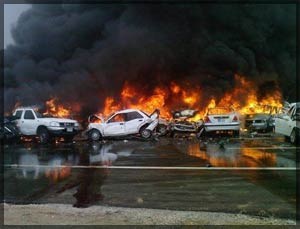 Фото: Столкновение автомобилей на трассе Абу-Даби - Дубаи в Объединенных Арабских Эмиратах. Фото с сайта http://www.comavto.ru/news/2008/03/12/4152.shtml