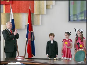 Фото: Маленькие красноярцы поздравляют Петра Пимашкова. Фото Евгения Кузнецова.