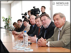 Фото: Представители МГИМО. Второй справа Игорь Логинов проректор по социальной и воспитательной работе МГИМО