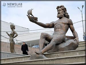 Фото: Справа завершающая композицию фонтана скульптура, символизирующая Енисей