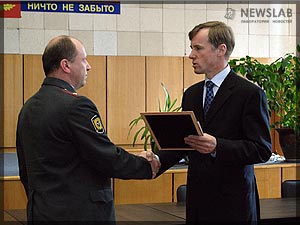 Фото: Александр Горовой вручает награды милиционерам, раскрывшим дело об убийстве Полины Мальковой.