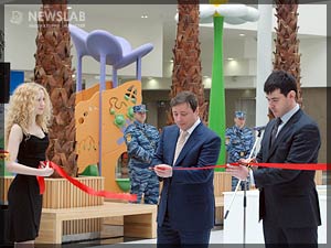 Александр Хлопонин (в центре) открывает торгово-развлекательный центр Планета. Красноярск