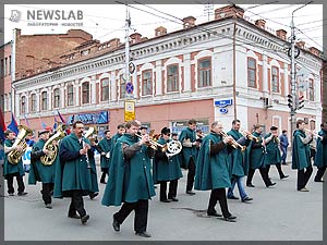 Фото: Городской оркестр. Первомайская демонстрация в Красноярске
