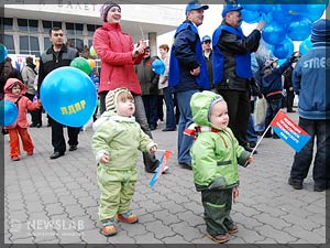 Фото: Активисты ЛДПР дарят шарики жителям Красноярска в честь праздника 1 мая