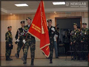 Фото: Учащиеся профучилища №19 вносят Красное знамя Государственонго комитета обороны