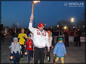 Фото: Бувайсар Сайтиев в сопровождении детей переносит олимпийский огонь во дворец спорта