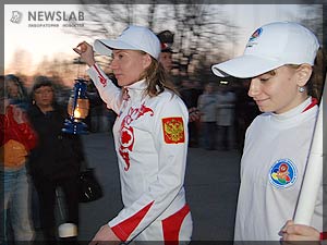 Фото: Эстафета олимпийского огня. Олимпийская чемпионка, сноубордистка. Светлана Болдыкова (слева)