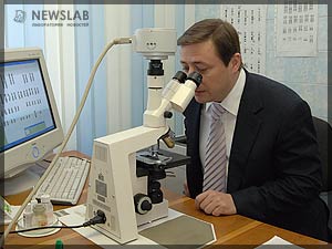 Фото: Александр Хлопонин за микроскопом. Красноярский краевой консультативно-диагностический центр медицинской генетики