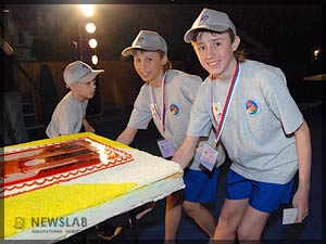Фото: Передача торта юным олимпийцам