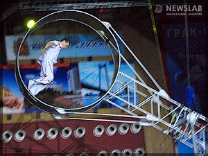 Фото: Колесо смерти. Артист петербургского цирка Чинизелли