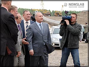 Фото: Петр Пимашков в центре. Выездное совещание на строительной площадке на берегу Енисея