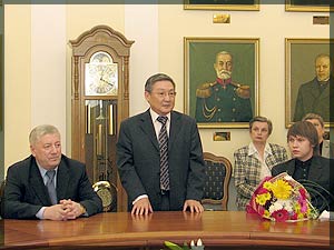 Фото: Анатолий Амосов (в центре). Фото краевого агентства образования