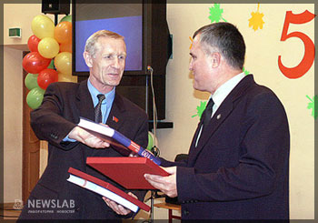 Депутат Валерий Усаков вручил почетные грамоты и подарки.