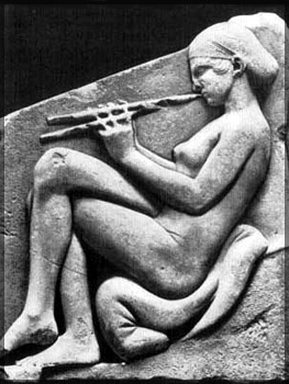 Древнегреческая скульптура с изображением жрицы любви
