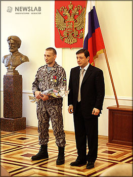 Александр Хлопонин с сотрудником красноярского ОМОНа