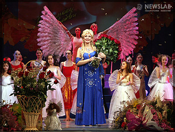 Вера Баранова на сцене театра оперы и балета на презентации ее второго альбома «Все о моей любви»
