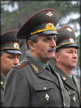 Юрий Серков (в центре)