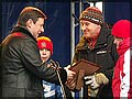 «Открытие Бобрового лога», Александр Хлопонин вручает сертификат специализированной детско-юношеской школе олимпийского резерва