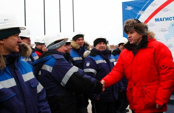 Губернатор Красноярского края Лев Кузнецов поздравляет нефтянщиков с началом строительства нефтепровода Куюмба-Тайшет