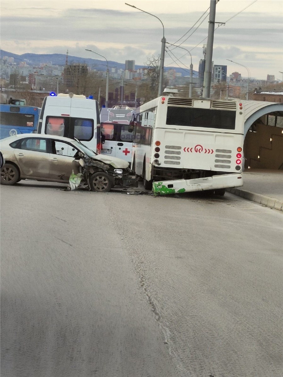 Летчиков на дорогах хватает»: в Красноярске на улице Брянской Volkswagen  влетел в автобус (видео) | 05.11.2021 | Красноярск - БезФормата