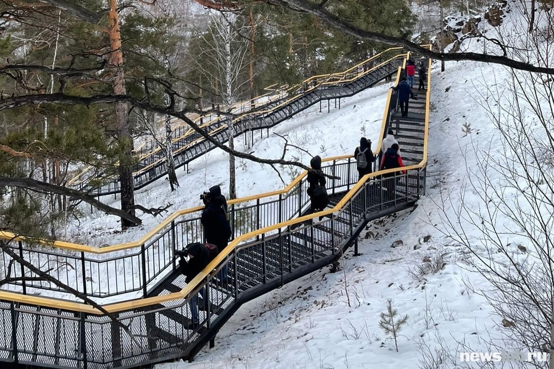 В Красноярске открыли километровую лестницу на Торгашинский хребет |  01.12.2021 | Красноярск - БезФормата