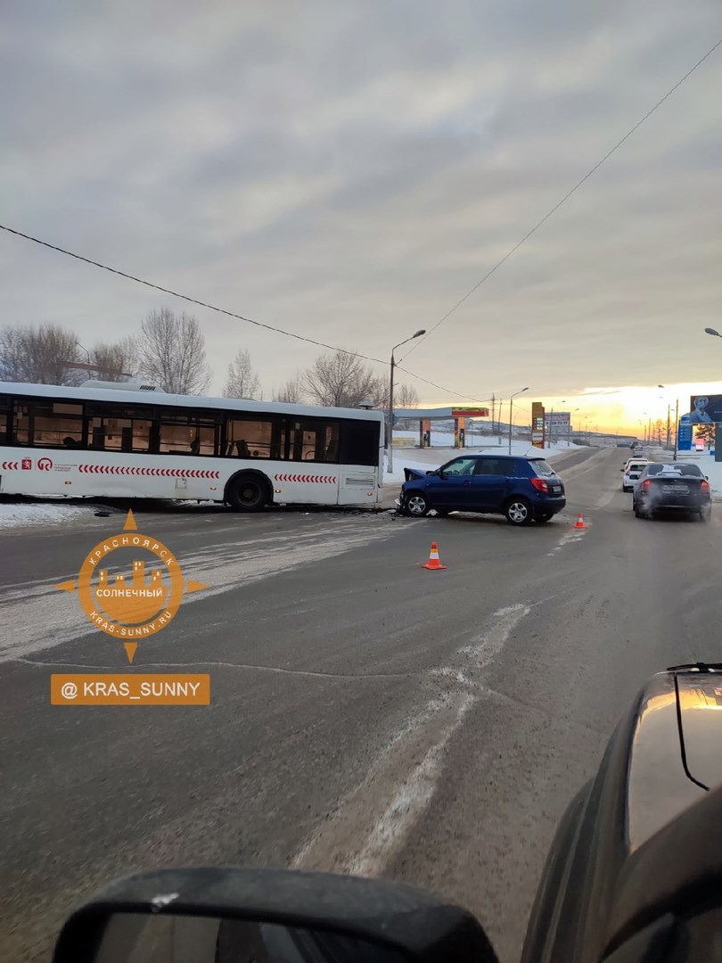 В красноярском Солнечном автобус врезался в «Шкоду» | 25.12.2021 |  Красноярск - БезФормата