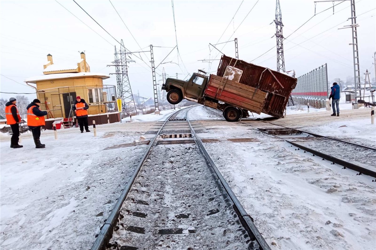 В Иланском перегруженный ГАЗ «встал на дыбы» на железнодорожных путях.  Пришлось останавливать поезда | 24.01.2022 | Красноярск - БезФормата