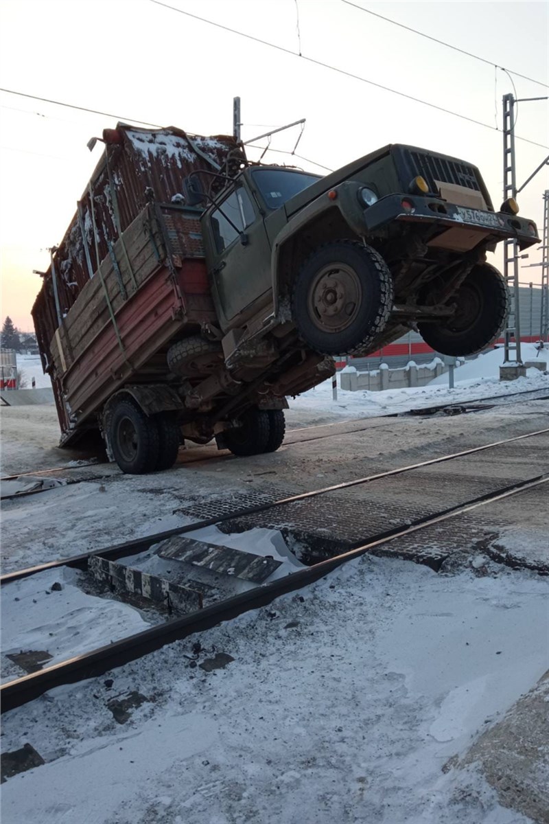 В Иланском перегруженный ГАЗ «встал на дыбы» на железнодорожных путях.  Пришлось останавливать поезда | 24.01.2022 | Красноярск - БезФормата