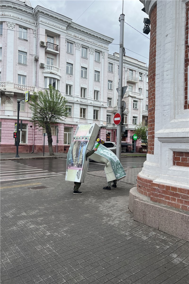 Купюры-аниматоры устроили драку в центре Красноярска (видео) | 31.05.2022 |  Красноярск - БезФормата