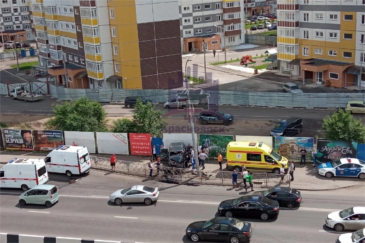 В Советском районе автомобиль вылетел на тротуар и врезался в столб |  20.06.2022 | Красноярск - БезФормата