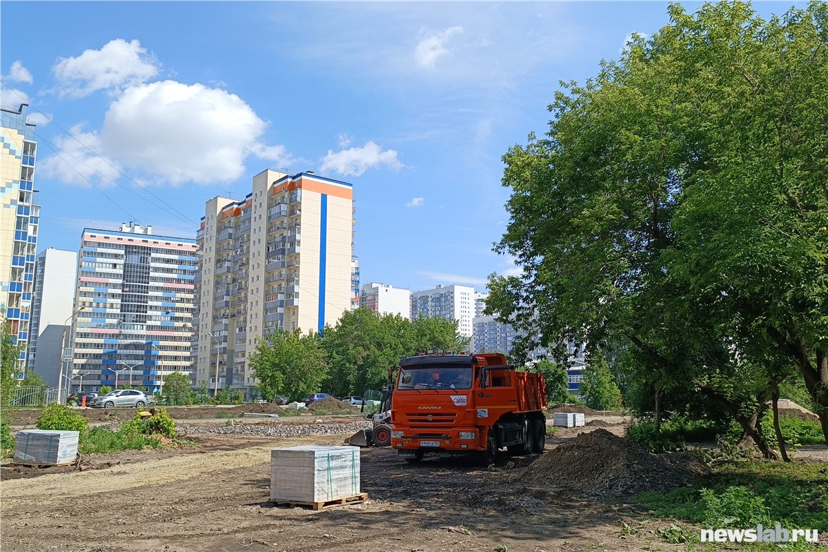 Вышел из дома — и гуляй!»: в Пашенном на месте снесенных бараков уже  наполовину отстроили новый сквер | 27.06.2022 | Красноярск - БезФормата