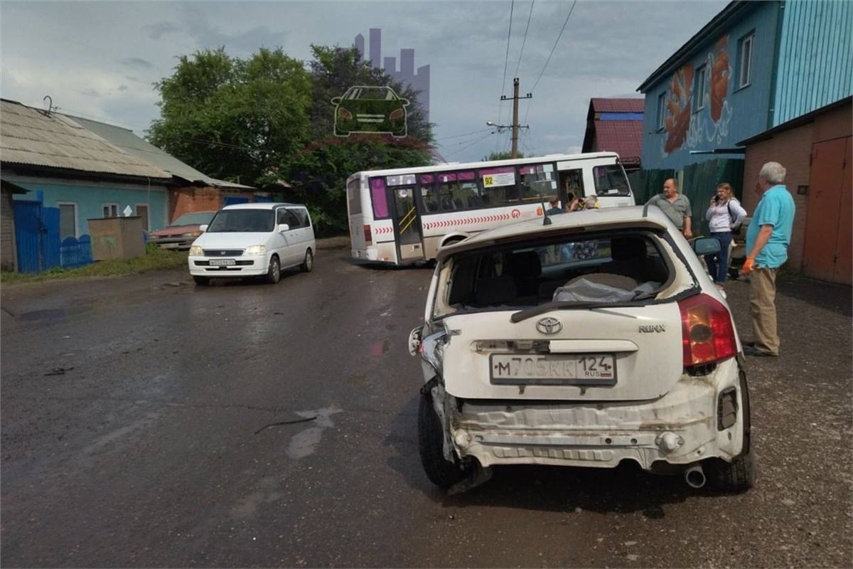 На правобережье Красноярска «Тойота» не пропустила автобус. Он смял  мусорный бак и пробил забор частного дома (видео) | 20.07.2022 | Красноярск  - БезФормата