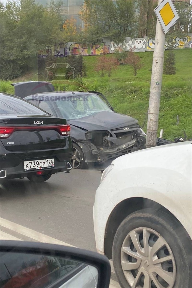 В Красноярске из-за нелепой аварии в пробку встали несколько улиц (видео) |  21.09.2022 | Красноярск - БезФормата